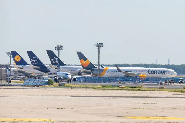 ALEMANHA FRANKFURT 11.08.2019 Aviões aéreos diferentes de pé no aeroporto de Fraport em um dia ensolarado — Fotografia de Stock