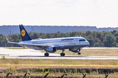 FRANKFURT, GERMANY 11.08.2019 Lufthansa Airbus A320-214 Frankfurt merkezli Fraport havaalanına iniyor.