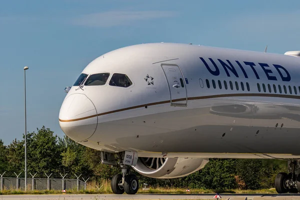 FRANKFURT ALEMANIA 11.08.2019 USA United AIRLINES Boeing 767-332 aproximándose al aeropuerto de Fraport después del aterrizaje — Foto de Stock