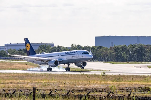 FRANKFURT, DEUTSCHLAND 11.08.2019 Lufthansa AIRLINES Airbus A320-214 landet auf dem Frankfurter Flughafen — Stockfoto