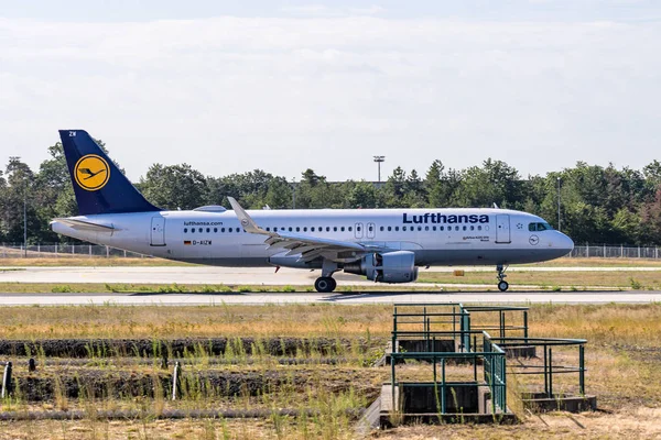 FRANKFURT, TYSKLAND 11.08.2019 Lufthansa AIRLINES Airbus A320-214 landar på fraportflygplatsen i Frankfurt — Stockfoto