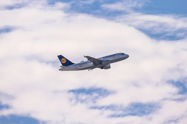 FRANKFURT, ALEMANIA 11.08.2019 Lufthansa AIRLINES Airbus A319-114 comienza la salida en el aeropuerto de Fraport con sede en Frankfurt — Foto de Stock