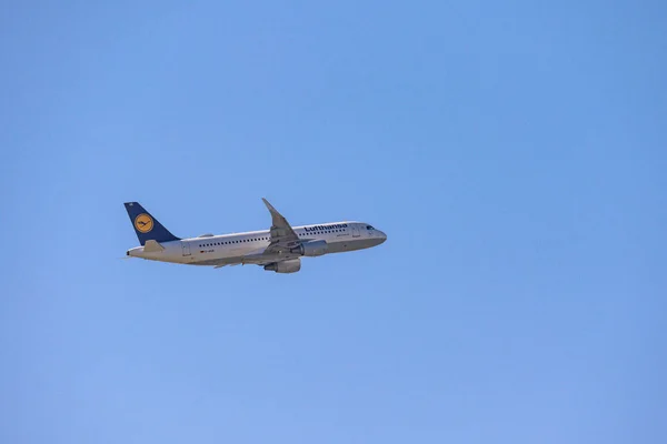 FRANKFURT, ALEMANHA 11.08.2019 Lufthansa AIRLINES Airbus A319-114 partida no aeroporto de Fraport, em Frankfurt — Fotografia de Stock