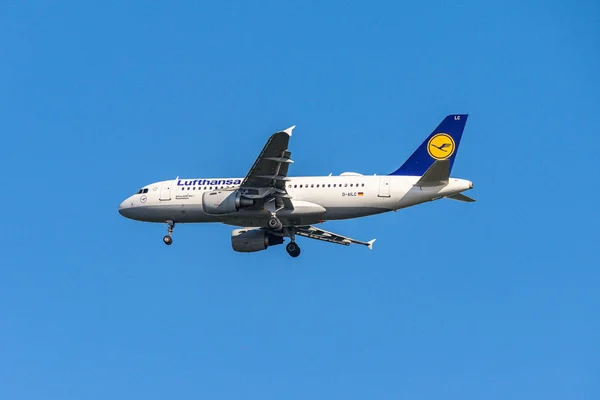 Frankfurt, Tyskland 11.08.2019 Lufthansa Airlines D-Ailc Airbus A319-114 avgår från flygplatsen i Fraport — Stockfoto