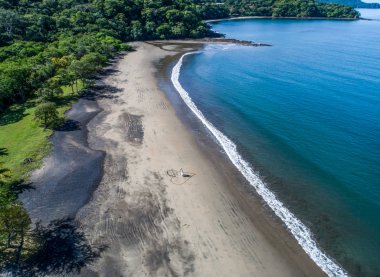 Kosta Rika 'daki Playa Arenillas plajında Kum' a doğru çekilen bir kalp.