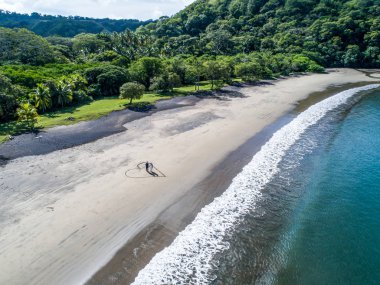 Kosta Rika 'daki Playa Arenillas plajında Kum' a doğru çekilen bir kalp.