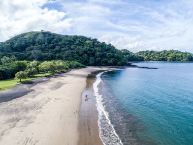 Kosta Rika 'daki Playa Arenillas plajında Kum' a doğru çekilen bir kalp.