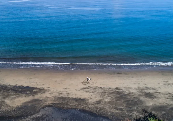 Kosta Rika 'daki Playa Arenillas plajında Kum' a doğru çekilen bir kalp. — Stok fotoğraf