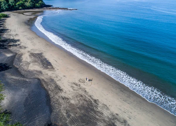 Kosta Rika 'daki Playa Arenillas plajında Kum' a doğru çekilen bir kalp.