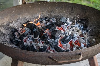 Gıda arka plan veya doku yakın çekim Top görünümü Barbekü Izgara çukur parlayan ve yanan sıcak mangal kömürü briket kömür