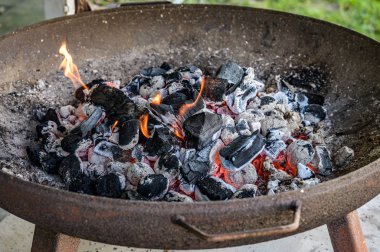 Gıda arka plan veya doku yakın çekim Top görünümü Barbekü Izgara çukur parlayan ve yanan sıcak mangal kömürü briket kömür