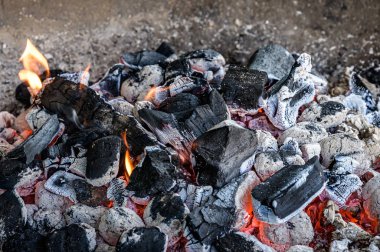 Gıda arka plan veya doku yakın çekim Top görünümü Barbekü Izgara çukur parlayan ve yanan sıcak mangal kömürü briket kömür