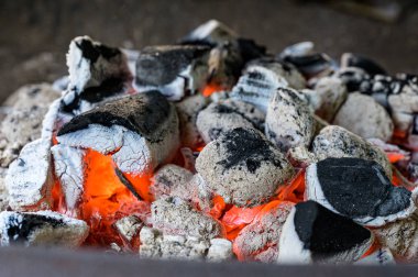 Gıda arka plan veya doku yakın çekim Top görünümü Barbekü Izgara çukur parlayan ve yanan sıcak mangal kömürü briket kömür