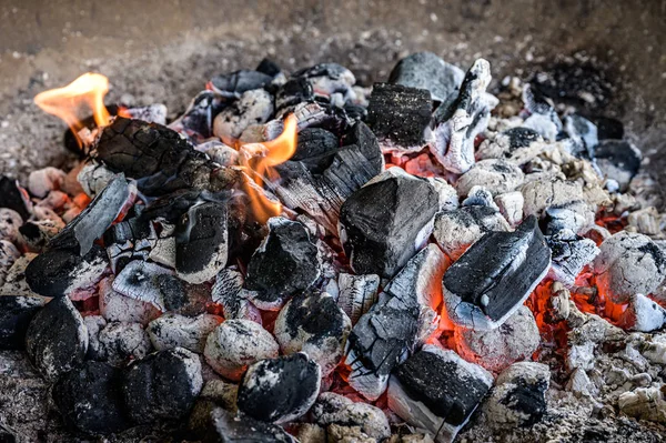 BBQ Grill Pit Brilhante e flamejante carvão quente Briquetes fundo de comida de carvão ou textura Close-up vista superior — Fotografia de Stock