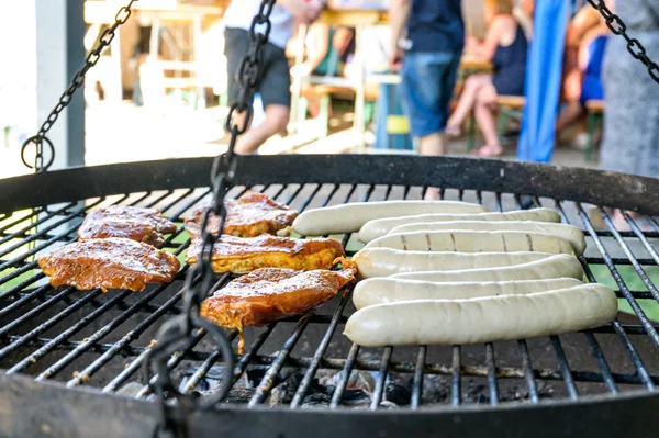 Гриль барбекю барбекю на вугільному грилі з вугіллям зі стейками сосиски та м'ясом смачна літня страва — стокове фото