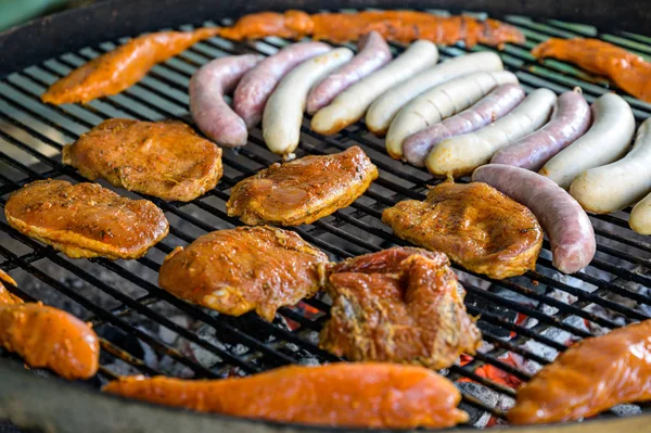 Grillgrill bbq på kol träkol grill med biffar bratwurst korv och kött läckra sommarmåltid — Stockfoto