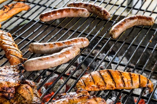 Grillgrill bbq på kol träkol grill med biffar bratwurst korv och kött läckra sommarmåltid — Stockfoto