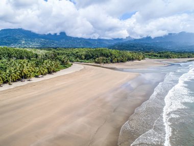 Hava manzaralı Punta Uvita Ulusal Parkı Güzel sahil tropikal ormanı Kosta Rika şekilli balina kuyruğu