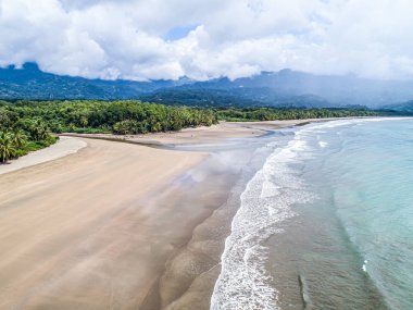 Hava manzaralı Punta Uvita Ulusal Parkı Güzel sahil tropikal ormanı Kosta Rika şekilli balina kuyruğu