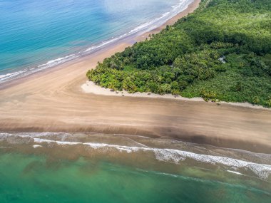 Hava manzaralı Punta Uvita Ulusal Parkı Güzel sahil tropikal ormanı Kosta Rika şekilli balina kuyruğu