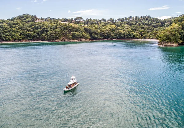 Manuel Antonio Costa Rica 02.11.2019 λευκό αλιευτικό σκάφος με άγκυρα σε μπλε κόλπο με άδεια παραλία Κεντρική Αμερική — Φωτογραφία Αρχείου