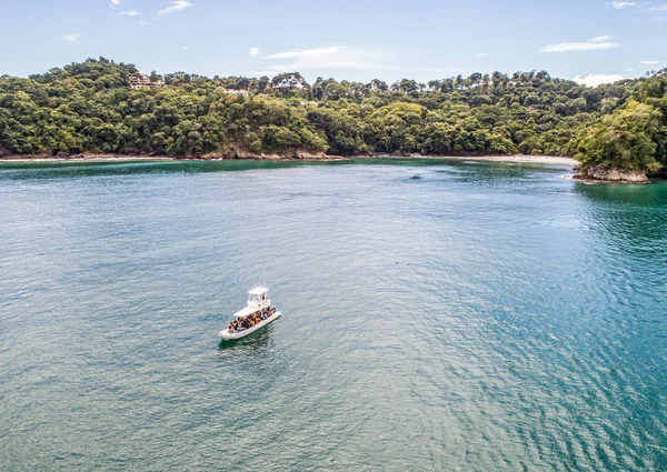 Manuel Antonio Costa Rica 02.11.2019 Kapal pesiar nelayan putih di teluk biru dengan pantai kosong di Amerika Tengah — Stok Foto