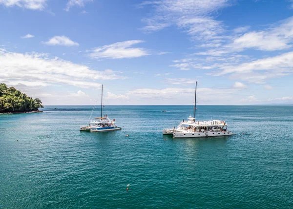 Manuel Antonio Costa Rica 02.11.2019 excursão de iate catamarã branco na baía azul com praia vazia América Central — Fotografia de Stock