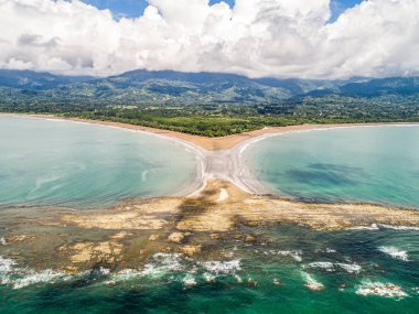 Hava manzaralı Punta Uvita Ulusal Parkı Güzel sahil tropikal ormanı Kosta Rika şekilli balina kuyruğu