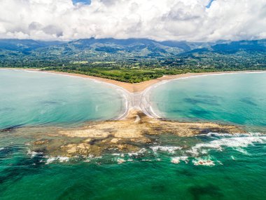 Hava manzaralı Punta Uvita Ulusal Parkı Güzel sahil tropikal ormanı Kosta Rika şekilli balina kuyruğu