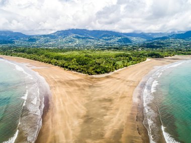 Hava manzaralı Punta Uvita Ulusal Parkı Güzel sahil tropikal ormanı Kosta Rika şekilli balina kuyruğu