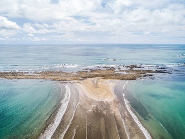 Hava manzaralı Punta Uvita Ulusal Parkı Güzel sahil tropikal ormanı Kosta Rika şekilli balina kuyruğu