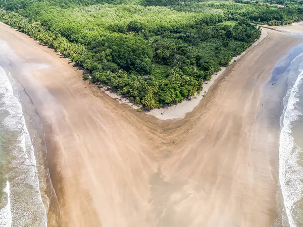 Widok z lotu ptaka Park Narodowy Punta Uvita Piękna plaża tropikalny las Pacyfik wybrzeże Kostaryka kształt wieloryb ogon — Zdjęcie stockowe