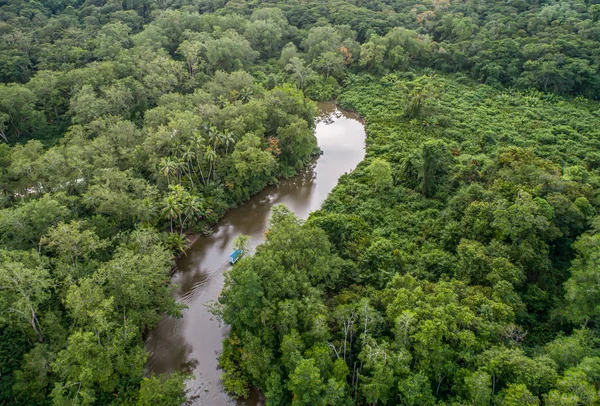 Letecký pohled na loď v mangrovu Rio Sierpe řeka v Kostarice hluboko v džungli — Stock fotografie