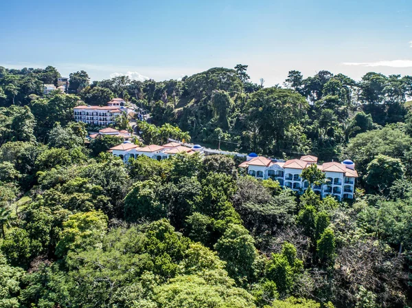 Widok z lotu ptaka dżungli otaczającej Shana przy plaży hotel w zachodniej Kostaryce Manuel Antonio — Zdjęcie stockowe