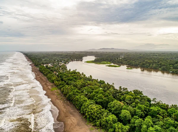 Parque Nacional Tortuguero costa de playa de tortugas Costa Rica vista aérea —  Fotos de Stock