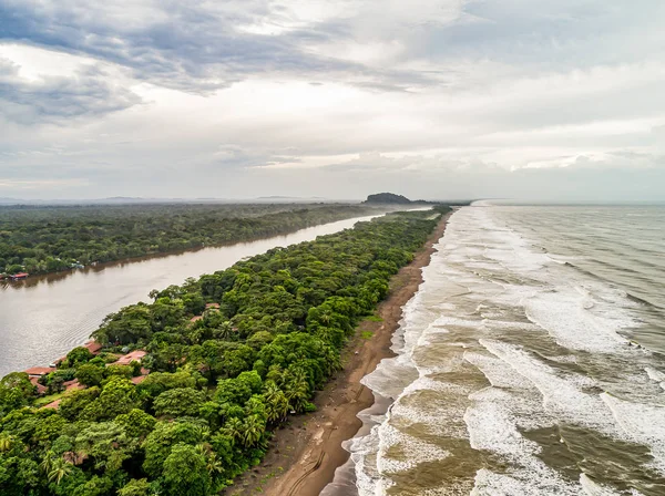 Tortuguero Nemzeti Park teknős strand part Costa Rica repülőgép kilátás — Stock Fotó