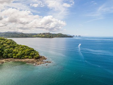 Kosta Rika 'daki Playa Arenillas' ın Guanacaste 'deki Papagayo yarımadasındaki tropikal plajın hava görüntüsü.