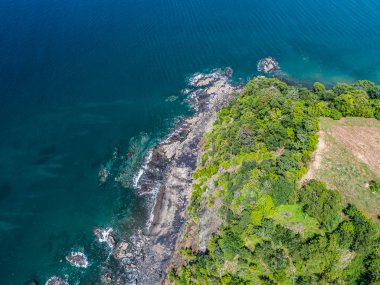 Kosta Rika 'daki Playa Arenillas' ın Guanacaste 'deki Papagayo yarımadasındaki tropikal plajın hava görüntüsü.