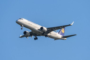 Frankfurt Almanya 11.08.2019 Lufthansa Havayolları D-Aeci Embraer E190lr Fraport havaalanına mavi gökyüzüne iniş yaptı
