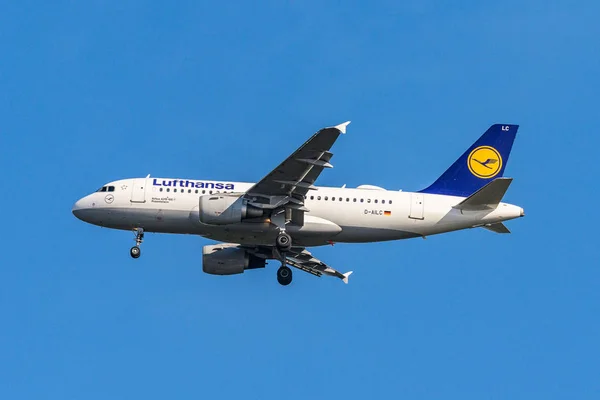 Frankfurt, Németország 11.08.2019 Lufthansa Airlines D-Ailc Airbus A319-114 indulás a fraport repülőtéren — Stock Fotó