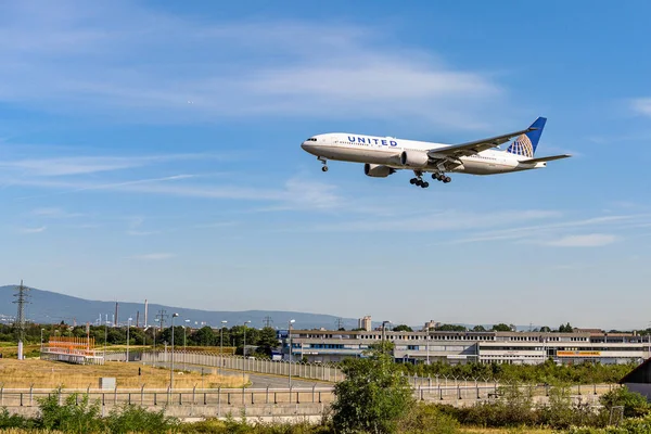 Φρανκφούρτη Γερμανία 11.08.2019 Usa United Airlines Boeing 767-332 πλησιάζει στο αεροδρόμιο fraport για προσγείωση στο Blue Sky — Φωτογραφία Αρχείου