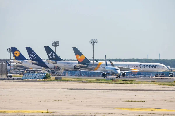 FRANCESCO GERMANIA 11.08.2019 diversi aerei delle compagnie aeree in piedi all'aeroporto di frapport in una giornata di sole — Foto Stock