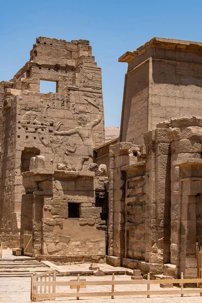 Temple Medinet Habu Египет Луксор Рамсеса III является важной структуры периода Нового царства на Западном берегу Луксора — стоковое фото
