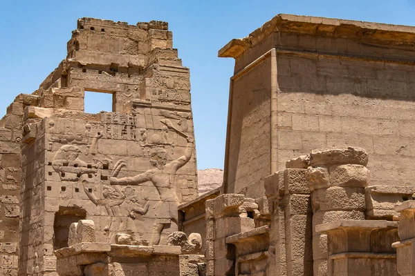 Tapınak Medinet Habu Mısır Ramesses III Luxor Batı Şeria 'da önemli bir Yeni Krallık dönemi yapısıdır. — Stok fotoğraf