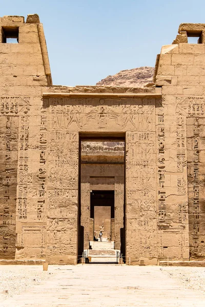 Templo Medinet Habu Egipto Luxor de Ramsés III es una importante estructura del período del Nuevo Reino en la Ribera Occidental de Luxor —  Fotos de Stock