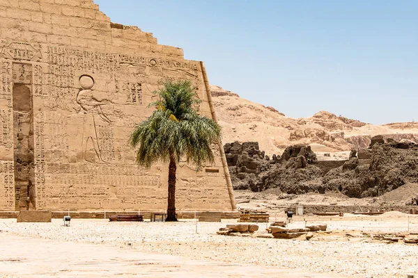 テンプル・メディネ・ハブ・エジプト・ルクソール・オブ・ラムセス3世はルクソール西岸における重要な新王国時代の建造物である。 — ストック写真