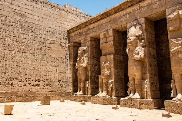 Templo Medinet Habu Egito Luxor de Ramsés III é uma importante estrutura do período do Novo Reino na Cisjordânia de Luxor — Fotografia de Stock