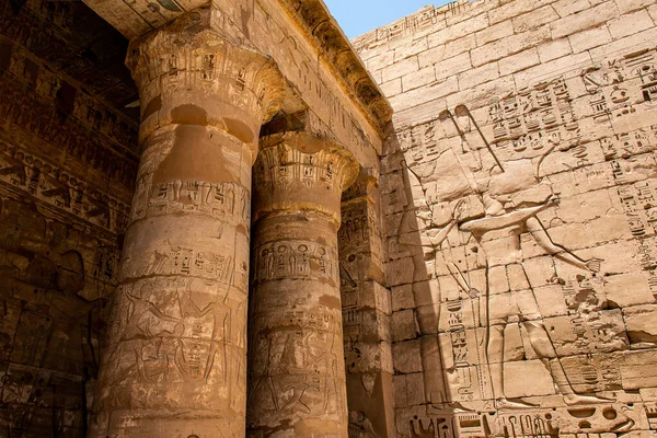 Храм Медінет Хабу Єгипет Луксор Рамсеса ІІІ є важливою будівлею періоду Нового царства на Західному березі Луксора. — стокове фото