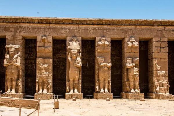 Templo Medinet Habu Egipto Luxor de Ramsés III es una importante estructura del período del Nuevo Reino en la Ribera Occidental de Luxor —  Fotos de Stock