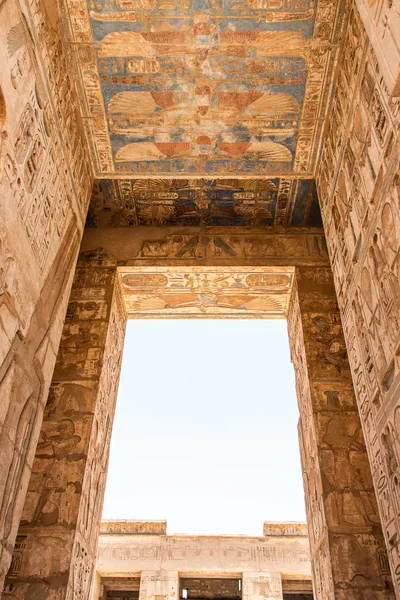 Templo Medinet Habu Egito Luxor de Ramsés III é uma importante estrutura do período do Novo Reino na Cisjordânia de Luxor — Fotografia de Stock